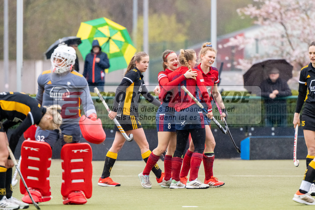 HK_20230401_106656 | 1. Bundesliga Damen Düsseldorfer HC - Harvestehuder THC  am 1.4.2023 DHC Düsseldorf, Düsseldorf , Friederike Heusgen ( Düsseldorfer HC #8 ) , Sara Strauss ( Düsseldorfer HC #11 ) , Emma-Sophie Hessler ( Düsseldorfer HC #7 )