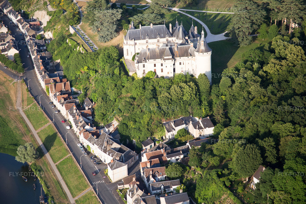 Vue aérienne: Vue de la ville à Chaumont-sur-Loire dans le département Loir et Cher, France. Photo: IMG_082443.jpg prise le 20/06/2015 par Werner Riehm/FLY-FOTO.euRésolution de l'original: 5472 x 3648 px