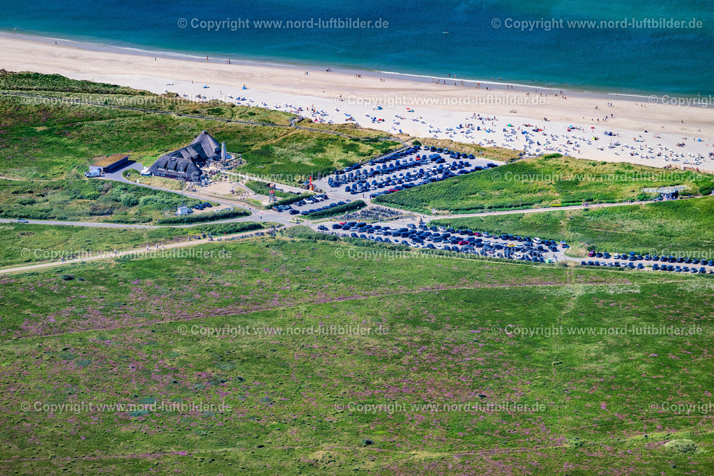 Sylt_Kampen_Strand_Sturmhaube_Restaurant_Parkplätze_ELS_4197130825 | KAMPEN (SYLT) 13.08.2025 Gebäudekomplex der Hotelanlage " Haus Kliffende " in Kampen (Sylt) auf der Insel Sylt im Bundesland Schleswig-Holstein, Deutschland. // Complex of the hotel building " Haus Kliffende " in Kampen (Sylt) at the island Sylt in the state Schleswig-Holstein, Germany. Foto: Martin Elsen