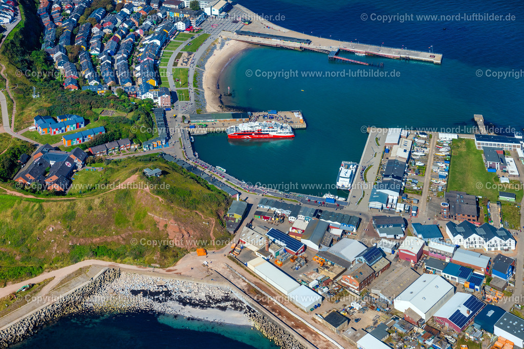 Helgoland_Hafen_ELS_7992280824 | HELGOLAND 28.08.2024 Schiffs- Anlegestellen am Hafenbecken des Binnenhafen für Passagierschiffe und Fährschiffe an der Straße Am Südstrand in Helgoland im Bundesland Schleswig-Holstein, Deutschland. // Ship moorings at the harbor basin of the inland port for passenger ships and ferries on street Am Suedstrand in Helgoland in the state Schleswig-Holstein, Germany. Foto: Martin Elsen