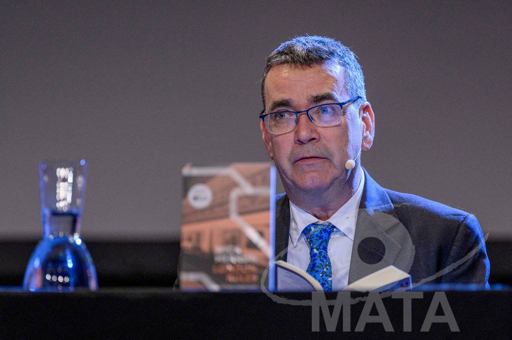 _DWA5368 | Mick Herron bei der lit.Cologne 2023 Veranstaltung 'Mick Herron erklärt die London Rules' im Ostermann-Saal. Köln, 08.03.2023 - Realisiert mit Pictrs.com