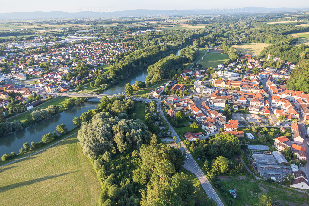 Luftbild: Fluß- Uferbereichen der Isar im Ortsteil Bach an der Isar im Ortsteil Zanklau in Landau im Bundesland Bayern in Deutschland. Foto: IMG_090331.jpg vom 01.07.2016 durch Werner Riehm/FLY-FOTO.de