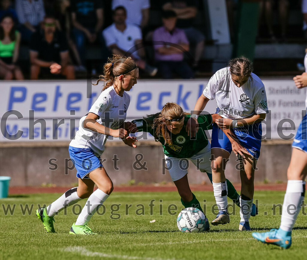 2023-09-16_041_FC_Forstern_gegen_VfL_Sindelfingen_Ladies_I | Forstern, Deutschland, 16.09.2023:
Fußball, B-Juniorinnen-Bundesliga Süd 2023 / 2024, 2. Spieltag, FC Forstern gegen VfL Sindelfingen Ladies I, Endergebnis: 4:1

Mathilde Galy (VfL Sindelfingen Ladies I, #2), Hannah Ram (FC Forstern, #9), Nadin Kachmar (VfL Sindelfingen Ladies I, #8)

Foto: Christian Riedel / fotografie-riedel.net