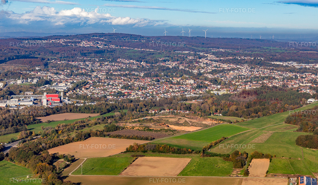 Luftbild: Aero-Club Bexbach e.V. im Ortsteil Niederbexbach in Bexbach im Bundesland Saarland in Deutschland. Foto: IMG_144041-Pano.jpg vom 27.10.2024 durch Werner Riehm/FLY-FOTO.deAuflösung des Originals: 5781 x 3376 pxAeroclub Bexbach e.V. - EDRX