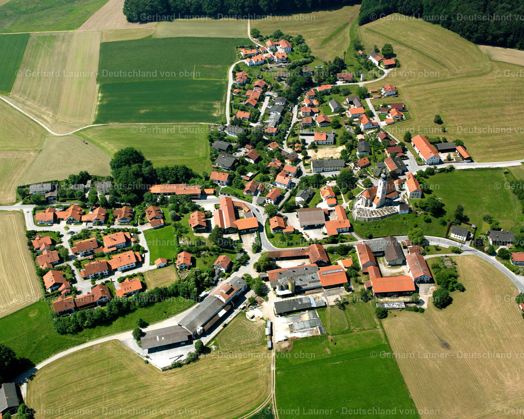 2600347 | MEHRING 09.06.2006 Landwirtschaftliche Nutzflächen und Feldgrenzen  umsäumen das Siedlungsgebiet des Dorfes in Mehring im Bundesland Bayern, Deutschland // Agricultural land and field boundaries surround the settlement area of the village  in Mehring in the state Bavaria, Germany Foto: Gerhard Launer