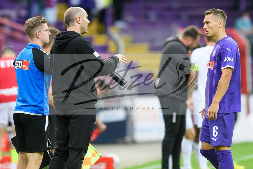 OSNVKO20210906_7 | Fussball, Herren: Trainer Daniel Scherning (VfL Osnabrueck) spricht mit Sven Koehler (VfL Osnabrueck) beim Spiel der 3. Liga zwischen VfL Osnabrueck und FC Viktoria Koeln im Stadion an der Bremer Bruecke am 06.09.2021 in Osnabrueck, Deutschland.DFB / DFL REGULATIONS PROHIBIT ANY USE OF PHOTOGRAPHS AS IMAGE SEQUENCES AND/OR QUASI-VIDEO. - Realisiert mit Pictrs.com