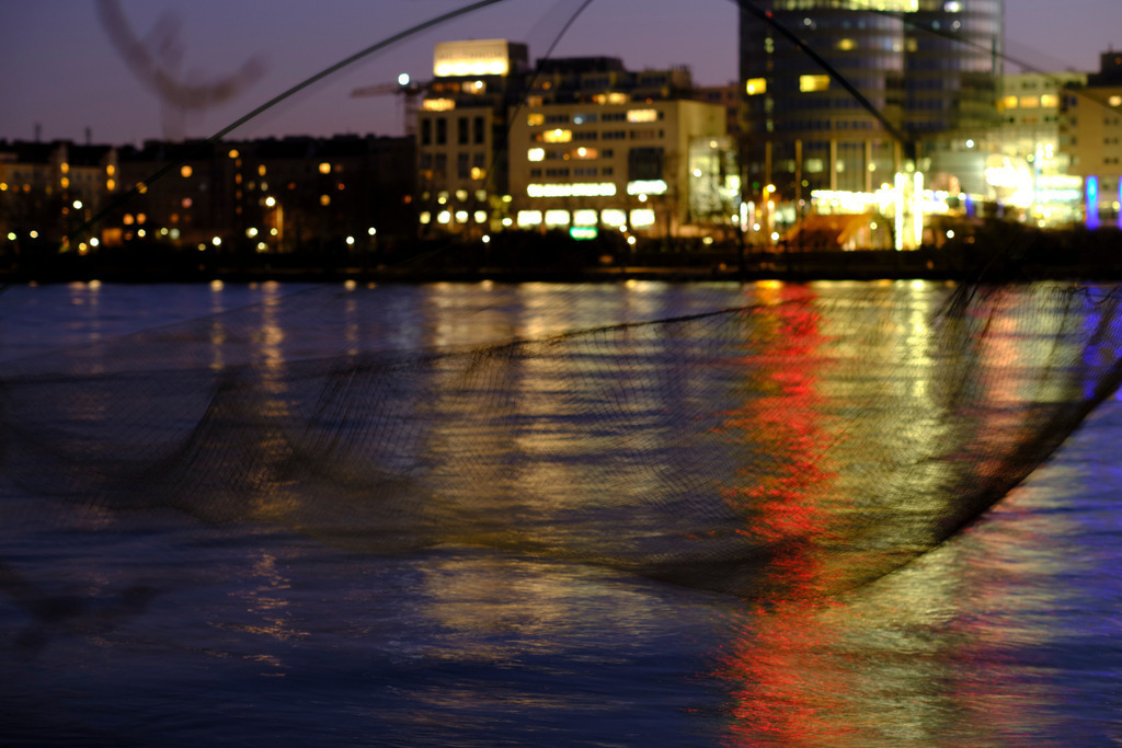 Hausboot mit Fischernetz an der Donau | Wien, Austria - March 22, 2019: Hausboot mit Fischernetz an der Donau, im Hintergrund der Millenium Tower. - Realisiert mit Pictrs.com