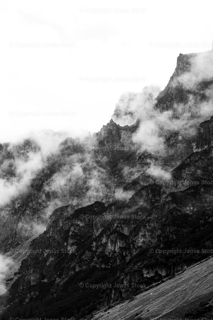 Cloudy Mountains | Early morning vibes in the Austrian mountains.  - Realisiert mit Pictrs.com