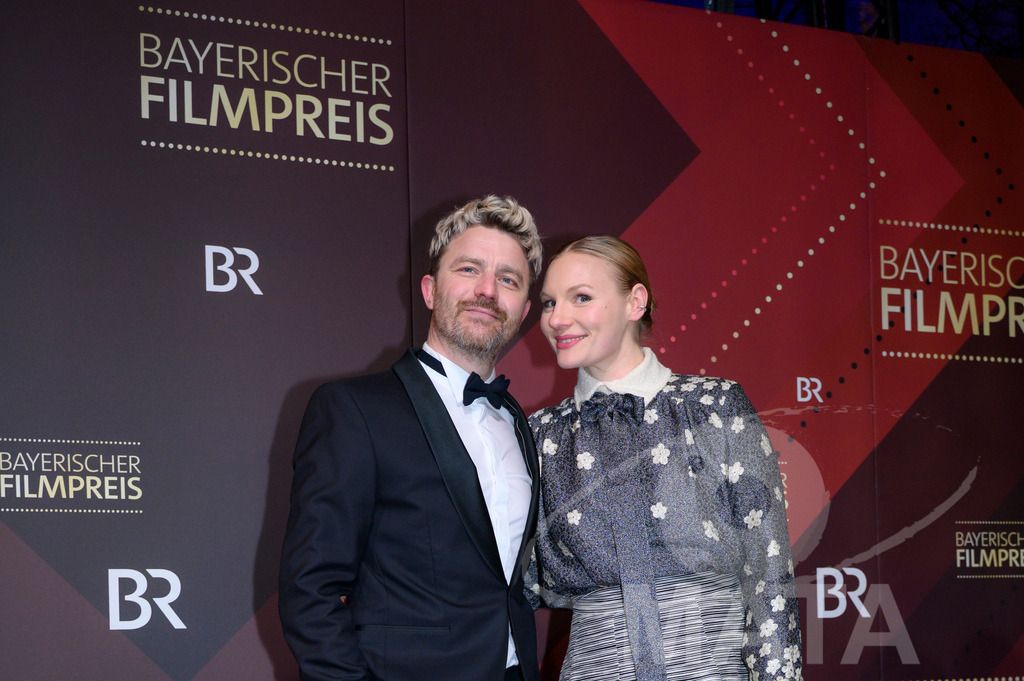 _DWI5368 | Friedrich Mücke und Rosalie Thomass bei der Verleihung des 47. Bayerischen Filmpreises 2026  im Prinzregententheater. München, Deutschland. Der Bayerische Filmpreis wird seit 1979 von der Bayerischen Staatsregierung verliehen, um die Bedeutung des Kinofilms als Kulturgut herauszustellen - Realisiert mit Pictrs.com