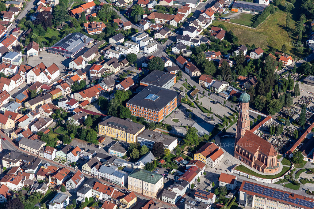Luftbild: Stadtpfarrkirche Mariä Himmelfahrt und Mittelschule in Vilsbiburg im Bundesland Bayern in Deutschland. – Foto: IMG_133016.jpg vom 03.07.2022 durch Werner Riehm/FLY-FOTO.de – Auflösung des Originals: 5472 x 3648 px – WWW.MITTELSCHULE-VILSBIBURG.DE – Pfarreiengemeinschaft Vilsbiburg - Gaindorf - Seyboldsdorf - Pfarreiengemeinschaft Vilsbiburg - Gaindorf - Seyboldsdorf – Stadt Vilsbiburg