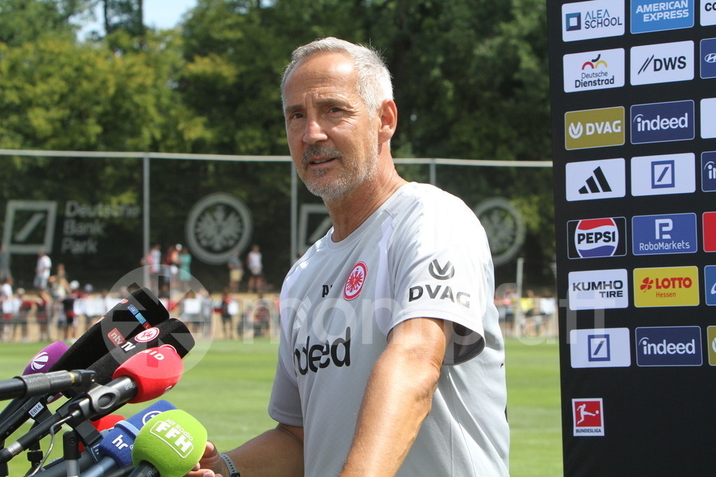 Adi Hütter | Eintracht Frankfurt * Trainer Adi Hütter * Trainigsstart * stellt sich den Frgen der Journalisten - Realisiert mit Pictrs.com
