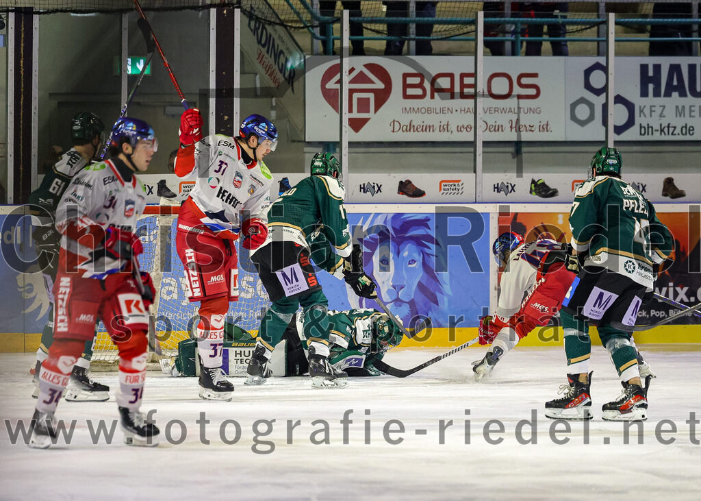 2025-11-16_105_TSV_Erding_gegen_Selber_Woelfe | Erding, Deutschland, 16.11.2025:Eishockey, Oberliga Süd 2025 / 2026, 17. Spieltag, TSV Erding gegen Selber Wölfe, Endergebnis: 3:1Philip Rubin (Selber Wölfe, #34), Thomas Gauch (Selber Wölfe, #37), Elia Ostwald (Erding Gladiators, #17), Torwart David Zabolotny (Erding Gladiators, #72), Niko Lahtinen (Selber Wölfe, #48), Marco Pfleger (Erding Gladiators, #47)Foto: Christian Riedel / fotografie-riedel.net