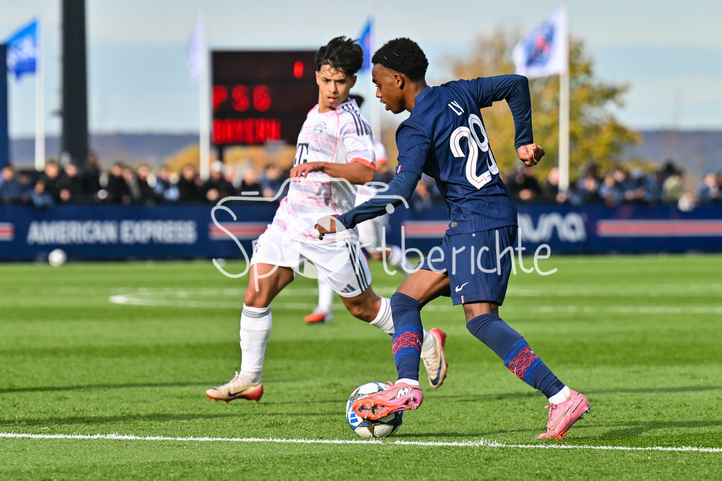 Paris Saint Germain U19 - FC Bayern München U19 | PARIS, FRANKREICH - 4. NOVEMBER: am Ball Elijah LY (PSG U19 29) beim Ligaspiel zwischen der U19 von Paris Saint Germain und der U19 des FC Bayern München am 4. Spieltag der UEFA Youth League am PSG Campus am 04.11.2025