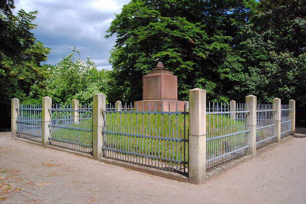 Foto: Leipzig - Napoleonstein | Das Team hinter BILDLEXIKON LEIPZIG bündelt historische wie aktuelle Informationen über die Stadt Leipzig in Text und Bild auf einer Plattform und stellt diese der interessierten Öffentlichkeit zur Verfügung.