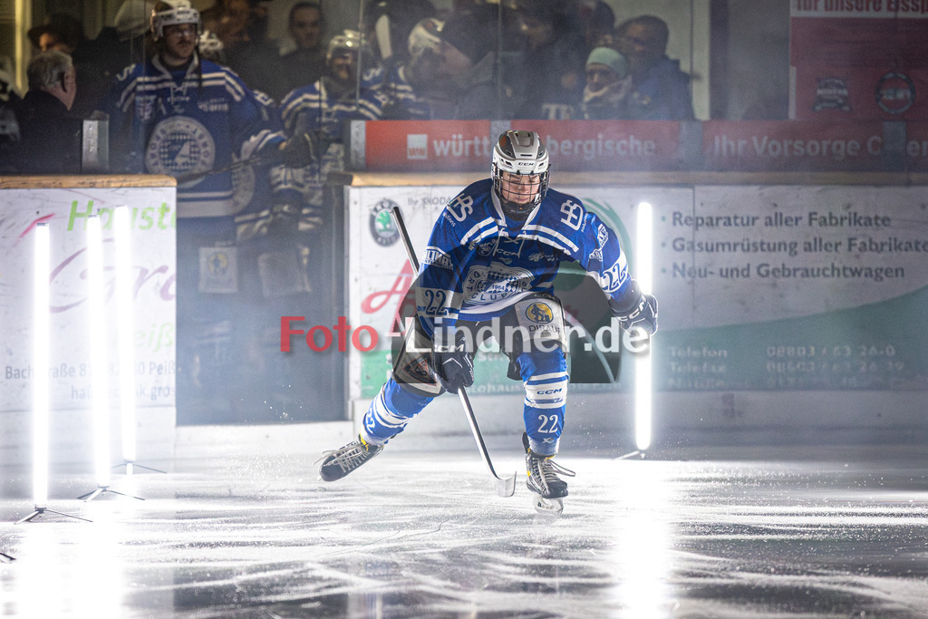 SC Forst NATURE BOYS gegen ESC Hassfurt HAWKS | Eishockey Landesliga Herren Playoffs 2024/25 - Spiel 2 von 4, SC Forst NATURE BOYS gegen ESC Hassfurt HAWKS, 20250222,Magnus OSTLER (Nature Boyz 22) bei der Eröffnung, Lichtshow,2025-02-22 in Peißenberg (Eisstadion Peißenberg)Magnus OSTLER (Nature Boyz 22)Copyright: WolfgangxLindner foto-lindner.de