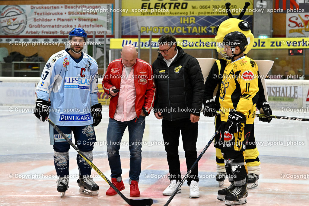 EC Spittal Hornets vs. ESC Steindorf 28.10.2023 | #57 Wilfan Franz, Obmann EC Spittal Hornets Zauchner Ludwig, Maskottchen Spitti, #8 Komar Luca, Puck Spende, Ehren Puck Einwurf