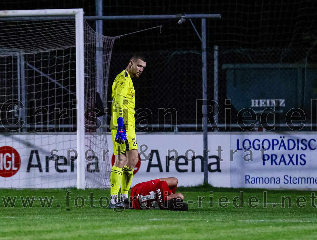 2024-03-28_028_FC_Schwaig_gegen_VfB_Forstinning | Oberding, Deutschland, 28.03.2024:
Fußball, Landesliga Südost 2023 / 2024, 27. Spieltag, FC Schwaig gegen VfB Forstinning, Endergebnis: 2:1

Torwart Maximilian Hug (FC Schwaig, #24), Niklas Mayer (VfB Forstinning, #13)

Foto: Christian Riedel / fotografie-riedel.net