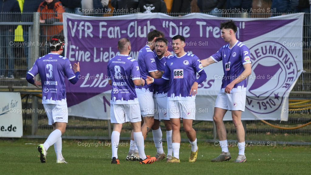 VfR Neumünster vs SV Todesfelde | Jubel über das 2-0 durch Kastriot Alija (VfR #19 3.v.r.) / Fußball-Oberliga Männer 2025/2026 / VfR Neumünster vs SV Todesfelde / VfR Stadion / Neumünster / 15.03.26 - Realisiert mit Pictrs.com