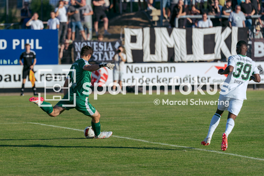 SSVg Velbert 02 – Borussia Mönchengladbach | Jeremias Heufken (SSVg Velbert 02) beim Abschlag. Testspiel zwischen der SSVg Velbert 02 und Borussia Mönchengladbach in Velbert, 12.08.2026. Endstand: 0:8. sportimfokus / Marcel Schwering - Realisiert mit Pictrs.com