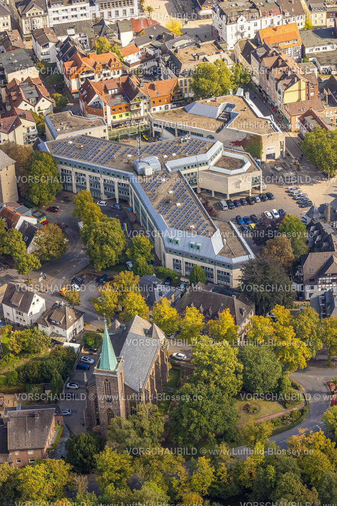 Menden220901420 | Luftbild, Rathaus, evang. Heilig-Geist-Kirche, Menden, Ruhrgebiet, Nordrhein-Westfalen, Deutschland