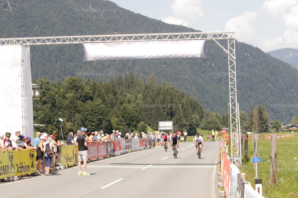 824_20230817_Bewerb_Maenner_Muehlanger | AUT - OESTERREICH, 2023-08-16: SPORT RENNRAD-FAHREN - 55. INTERNATIONALER RADWELTPOKAL IN ST. JOHANN IN TIROL  - Vintage-Radrennen mit WM-Bronze-Medaillen-Siegerin Christina Schweinberger, den Teilnehmer und Alexander Baumann (vom Orginastions-Team) - TAG 2 BEWERB MAENNER IN SECHS GRUPPEN  ; Foto: Roland Muehlanger