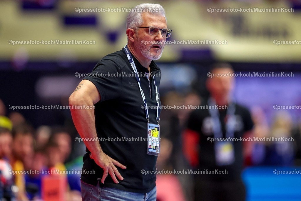 EHF16012601115 | 16.01.2026, Handball, Men's EHF EURO 2026, Portugal - Rumänien, Jyske Bank Boxen in Herning, Dänemark, Preliminary Round:  Headcoach George Ionut Buricea (Romania #hc) gestikulierend am Spielfeldrand  