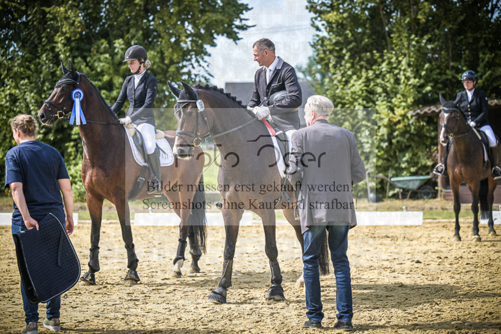DOS_4342 | Entdecke hochwertige Reitturnierfotos von Foto Oger. Professionell, emotional und authentisch – jetzt Lieblingsmomente im Shop bestellen.Deutschlandweite Turnierfotografie. - Realisiert mit Pictrs.com