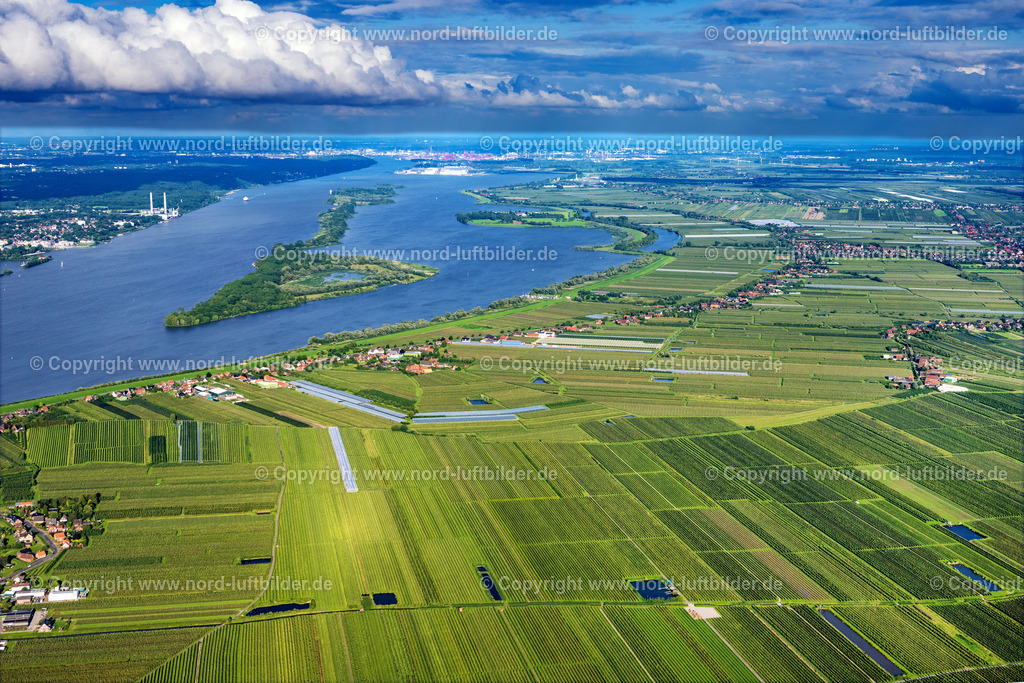 Altes_Land_Wisch_Gehrden_Elbe_ELS_8433040823 | JORK 04.08.2023 Strukturen auf landwirtschaftlichen Feldern am Ufer des Flußverlaufes der Elbe in Jork Altes Land im Bundesland Niedersachsen, Deutschland. // Structures on agricultural fields on the banks of the river Elbe in Jork Old Land in the state Lower Saxony, Germany. Foto: Martin Elsen