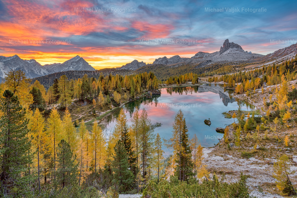 Herbst am Lago Federa in den Dolomiten | Sonnenaufgang im Herbst am Lago Federa. Der Federa-See liegt in 2.038 m Höhe in den Ampezzaner Dolomiten bei Cortina d’Ampezzo am Fuße der Croda-da-Lago-Gruppe. - Realisiert mit Pictrs.com
