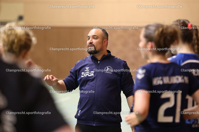 Handball I Juniorinnen I Saison 2026-2027 I Oberliga Schleswig-Holstein I 3. Spieltag I HSG Kalkberg 06 - TSV Bargteheide 078 | Benjamin Busch (Trainer, HSG Kalkberg 06) - Realisiert mit Pictrs.com
