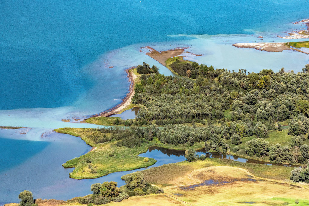 dr__0038960.jpg | CHIEMSEE 11.10.2019 Mündung der Tiroler Achen in Übersee im Bundesland Bayern. Sie entspringt am Pass Thurn und mündet bei Grabenstätt in den Chiemsee. // Estuary of the Tiroler Ache in Uebersee in Bavaria. It rises at the Thurn Pass and flows into the Chiemseeat Grabenstaett. Foto: Daniel Reiter