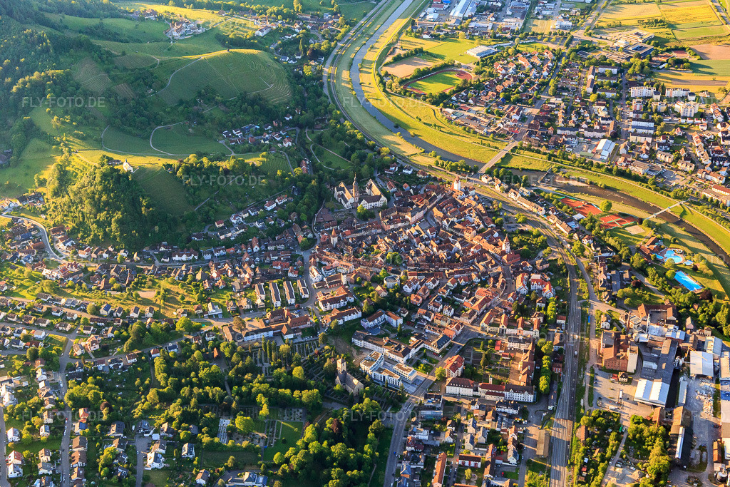 Luftbild: Gengenbacher Altstadt von Westen mit Stadtkirche St. Marien in Gengenbach im Bundesland Baden-Württemberg in Deutschland. – Foto: IMG_114924.jpg vom 01.06.2019 durch Werner Riehm/FLY-FOTO.de – Auflösung des Originals: 5472 x 3648 px – Altstadt | www.gengenbach.info