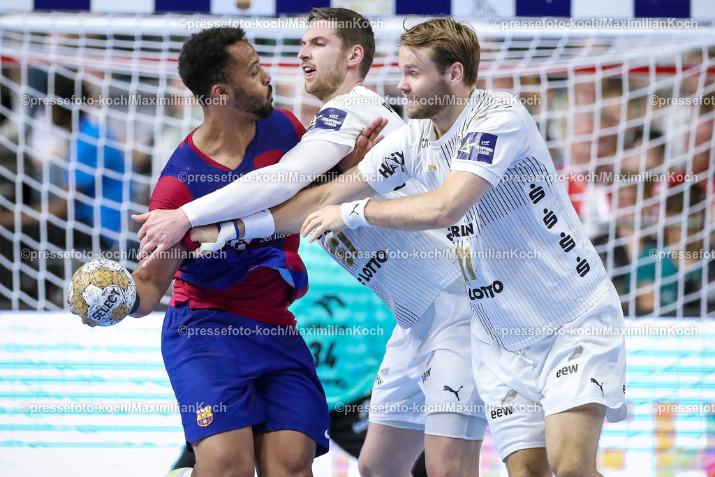KoeEHF08062402064 | 08.06.2024, Köln, Handball, TruckScout24 EHF FINAL4, Machineseeker Champions League Men, Lanxess-Arena, Halbfinale, THW Kiel - FC Barcelona: Timothey NGuessan (FC Barcelona) gegen Hendrik Pekeler (THW Kiel) und Petter Overby (THW Kiel)