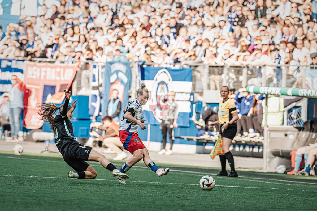 Fußball | Frauen | Saison 2024/2025  | DFB-Pokal der Frauen | Halbfinale | Hamburger SV vs. Werder Bremen | 23.03.2025 | Sarah Stöckmann (#22, HSV) spielt einen Pass