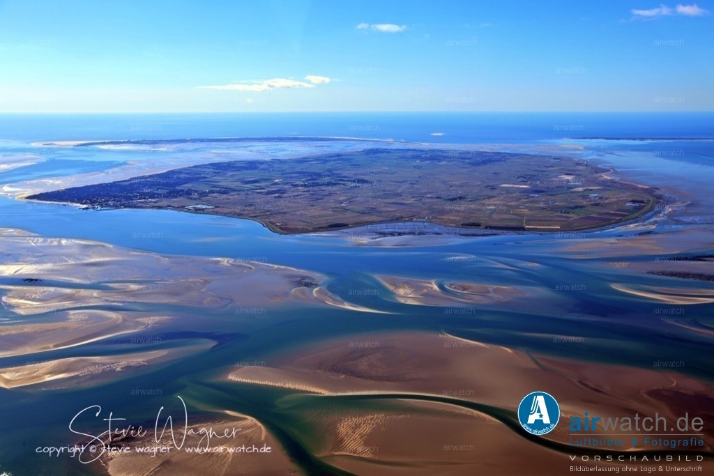 Luftbild Nordseeinsel Föhr | Föhr ist eine nordfriesische Insel im Schleswig-Holsteinischen Wattenmeer und gehört zum Kreis Nordfriesland in Schleswig-Holstein. Sie ist die fünftgrößte deutsche Insel und die zweitgrößte Nordseeinsel. Föhr ist ein touristischer Magnet und hat eine Fläche von 82,82 Quadratkilometern. Die Insel hat eine Bevölkerung von 8321 Einwohnern am 31. Dezember 2020.  Föhr ist die größte und bevölkerungsreichste deutsche Insel ohne Straßen- oder Bahnverbindung zum Festland.