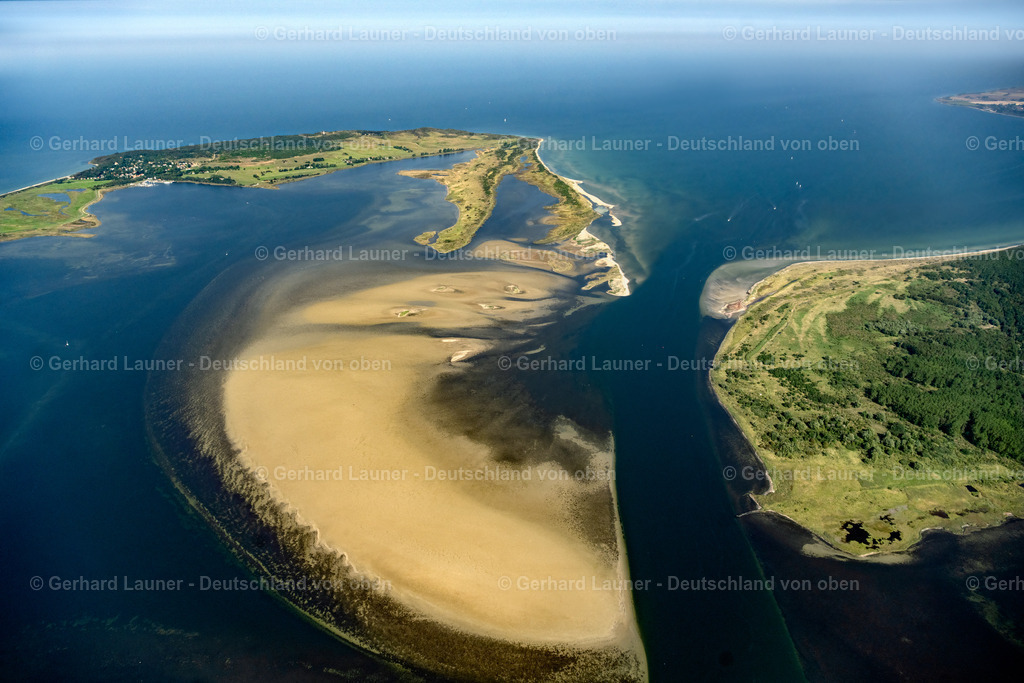 4061488 | INSEL HIDDENSEE 08.09.2021 Wasseroberfläche mit Sandbank "Hahnentiefschaar" - "Bessinsche Schaar" an der Ostseeküste auf der Insel Hiddensee im Bundesland Mecklenburg-Vorpommern. // Water surface with sandbank at the seaside the Baltic Sea on the island Hiddensee in the state Mecklenburg - Western Pomerania. Foto: Gerhard Launer