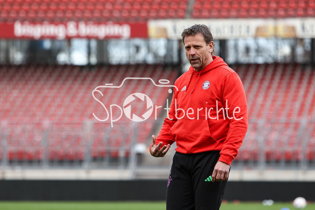 1. FC Nürnberg II - FC Bayern Amateure | Bayern Amateure Trainer Holger SEITZ in Aktion vor der Partie in Nürnberg / Freisteller / Einzelfoto