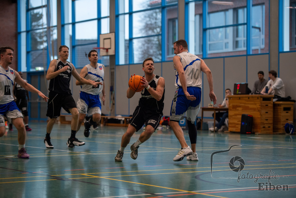 VFL Rastede 2-VfL Edewecht Wattworms | VFL Rastede II (weiß)-VfL Edewecht Wattworms (schwarz) am 18.02.2024; in Kleibrok (Sporthalle Zur-Windmühlen-Straße), Photo: Philip Eiben 2024 - Realisiert mit Pictrs.com