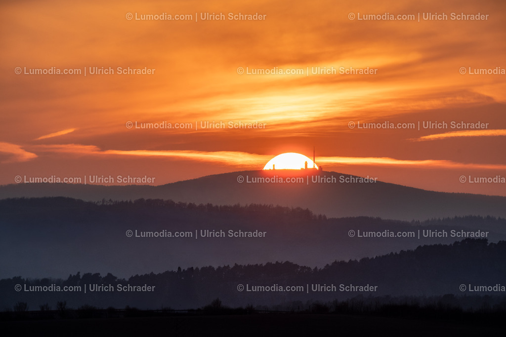 10049-13965 - Sonnenuntergang am Brocken | Stockfoto und Bilderpool mit Bildmaterial aus Deutschland, dem Harz, Halberstadt, Quedlinburg, Wernigerode und weltweit. Qualitativ hochwertige und professionelle Fotos anschauen und kaufen. - Realisiert mit Pictrs.com