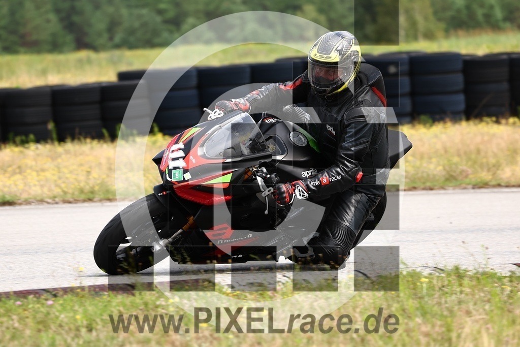 0111-PXR60751 | Schöne Erinnerungen an spannende Momente - das festzuhalten ist unser Job. PIXELrace.de ist seit 2003 auf den Rennstrecken Europas unterwegs um die Action draußen beim Fahren und die wunderbare Stimmung imm Fahrerlager für euch einzufangen.