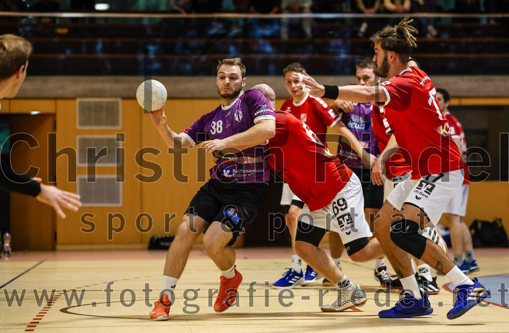 2024-10-20_076_SpVgg_Altenerding_II_gegen_TSV_Taufkirchen-Vils | Erding, Deutschland, 20.10.2024:Handball, Bezirksliga Männer Ost 2024 / 2025, 3. Spieltag, SpVgg Altenerding II gegen TSV Taufkirchen/Vils, Endergebnis: 15:20Florian Schiffel (SpVgg Altenerding, #38), Andreas Rej (TSV Taufkirchen/Vils, #69), Dion Heydemann (TSV Taufkirchen/Vils, #17)Foto: Christian Riedel / fotografie-riedel.net
