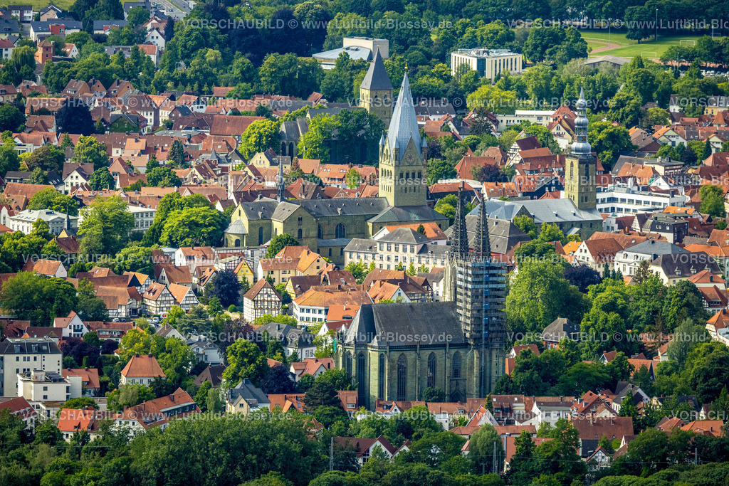 Soest220600235 | Luftbild, Altstadt mit (von vorne) evang. Kirche Sankt Maria zur Wiese (Wiesenkirche), St. Patrokli-Dom, St. Petri Alde Kerke und Sankt Pauli Kirche, Walburger, Soest, Soester Boerde, Nordrhein-Westfalen, Deutschland