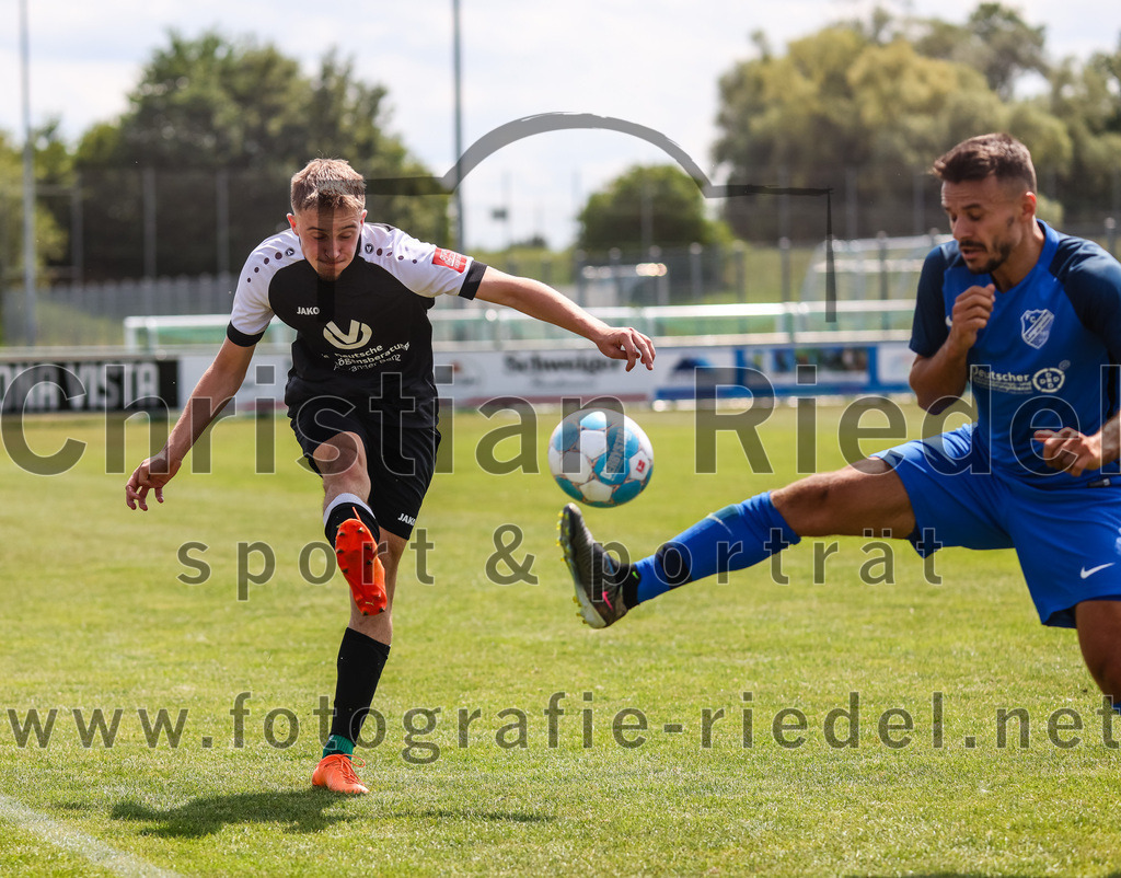 2023-07-22_103_FC_Langengeisling_gegen_VfB_Eichstaett_II | Erding, Deutschland, 22.07.2023:
Fußball, Bezirksliga Oberbayern Ost 2023 / 2024, Testspiel, FC Langengeisling gegen VfB Eichstätt II, Endergebnis: 3:2

Siegfried Kübler (VFB Eichstätt, #32), Maximilian Hintermaier (FC Langengeisling, #13)

Foto: Christian Riedel / fotografie-riedel.net