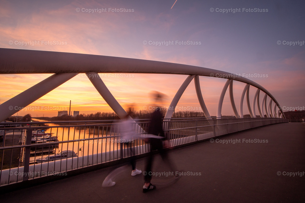 Fußgängerbrücke über dem Datteln-Hamm-Kanal | Eine von zwei hintereinander gebauten Brücken über den Datteln-Hamm-Kanal. - Realisiert mit Pictrs.com