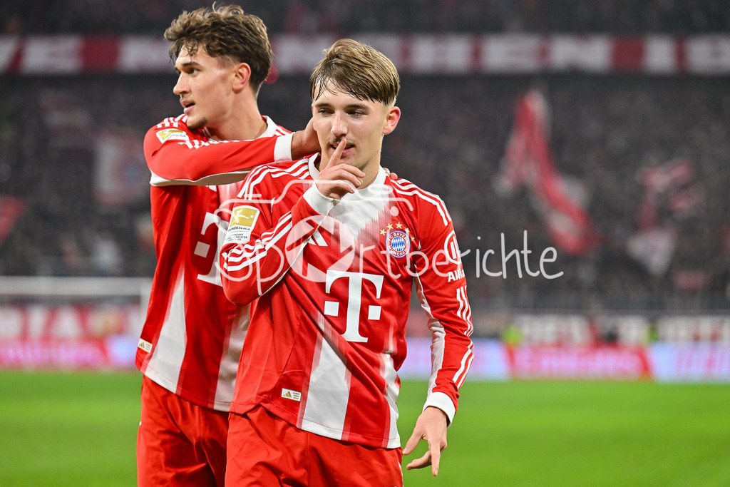 FC Bayern München - 1. FSV Mainz 05 | MUNICH, GERMANY - 14. DECEMBER: Jubel der Bayern nach dem Treffer zum 1-0 druch Lennart KARL (FC Bayern Munich 42) / Tor / Torschuetze / Freude / Happy während dem Bundesligamatch zwischen dem FC Bayern München und dem 1. FSV Mainz 05 am 14. Spieltag in der Allianz Arena / DFL REGULATIONS PROHIBIT ANY USE OF PHOTOGRAPHS AS IMAGE SEQUENCES AND/OR QUASI-VIDEO / TOM BISCHOF (FC Bayern Munich 20)