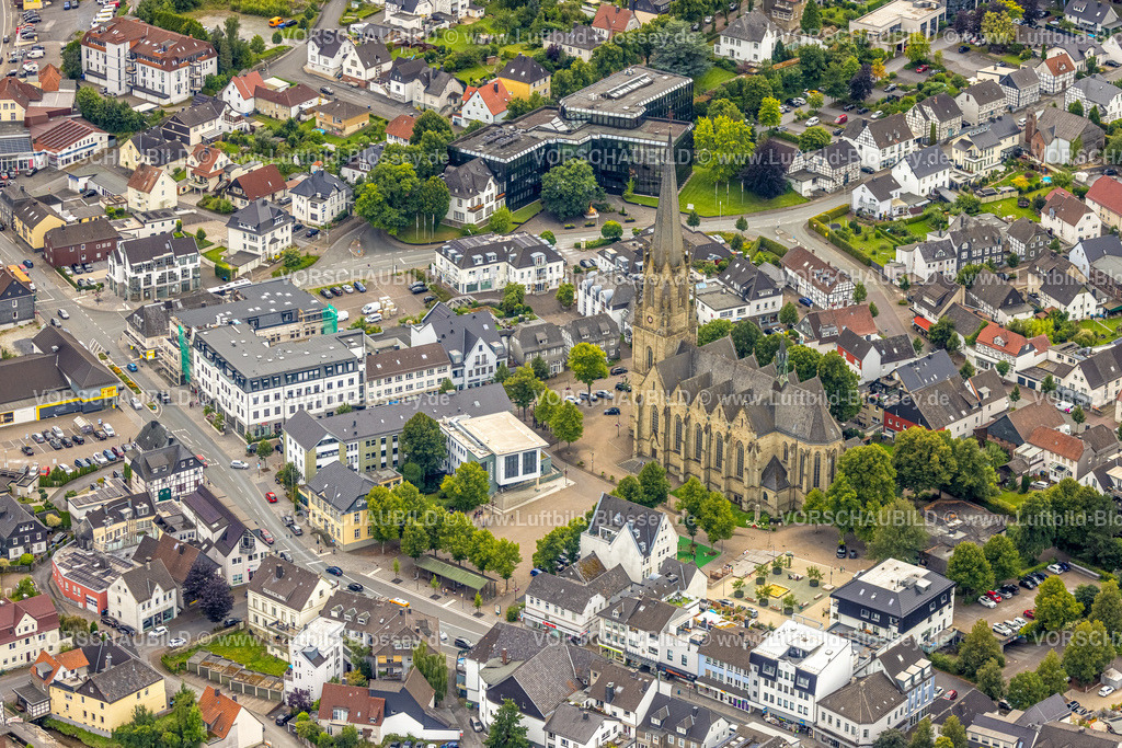 Warstein240713174 | Luftbild, Rathaus Stadtverwaltung, kath. Pfarrkirche St. Pankratius, hinten Warsteiner Braurei Haus Cramer, Warstein, Sauerland, Nordrhein-Westfalen, Deutschland