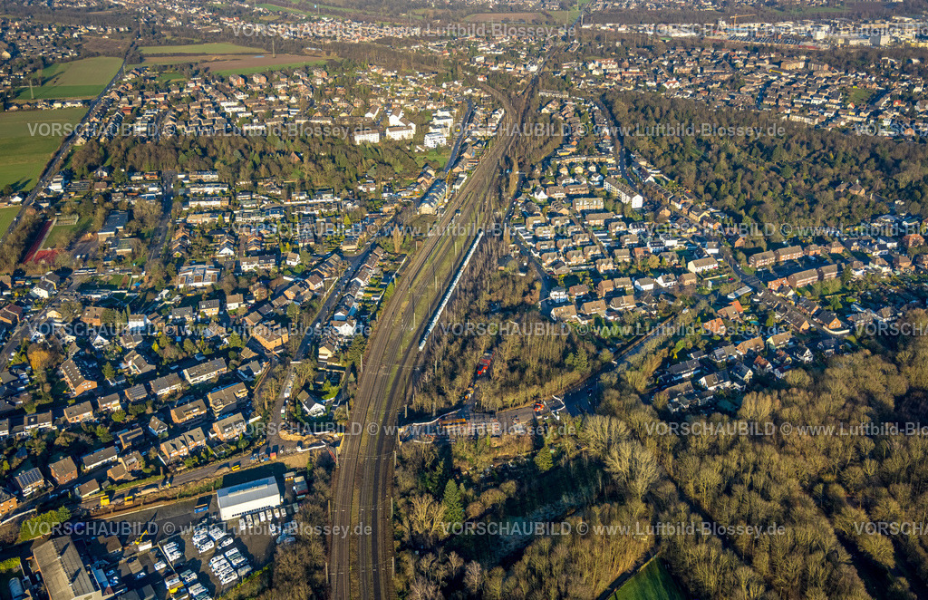 Duisburg241202208 | Luftbild, Bahngleise Bahnlinie mit Wohngebiet Bergheim und Haltestelle Trompet, unten Baustelle Brückenbau An der Cölve über Eisenbahngleise, Moers-Schwafheim, Moers, Ruhrgebiet, Nordrhein-Westfalen, Deutschland