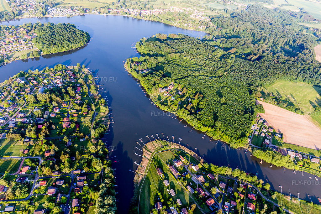 Vue aérienne: Zones boisées sur les rives du lac Ètang de Hirbach avec des pontons de pêche à Holving dans le département Moselle, France. Photo: IMG_107376.jpg prise le 19/05/2018 par Werner Riehm/FLY-FOTO.eu – Résolution de l'original: 5472 x 3648 px
