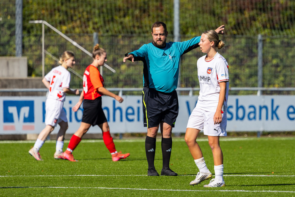 FCHHÜT_251003_3809 | 1.FC Heidenheim 1846 II vs. TSV Hüttlingen, Fußball, Frauen, Bezirkspokal, 2025/2026, 1.Runde, 03.10.2025 in Mergelstetten, Sportplatz 2(Foto: Michael Bulling) - Realisiert mit Pictrs.com