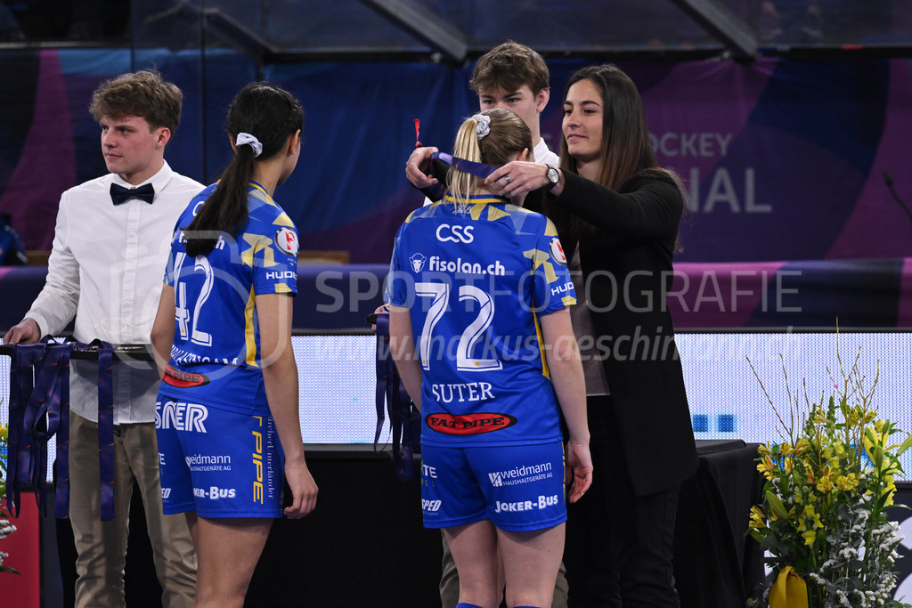Kloten-Dietlikon Jets vs Skorpion Emmental Zollbrück - 15. April 2023 | 15.04.2023, Kloten, stimo arena, Swiss Unihockey Superfinal Frauen: Kloten-Dietlikon Jets - UHV Skorpion Emmental, Lea Suter (#72 Kloten-Dietlikon Jets) und Esther Jeyabalasingam (#42 Kloten-Dietlikon Jets) erhalten ihre Medaillen von Flurina Marti. - Realisiert mit Pictrs.com